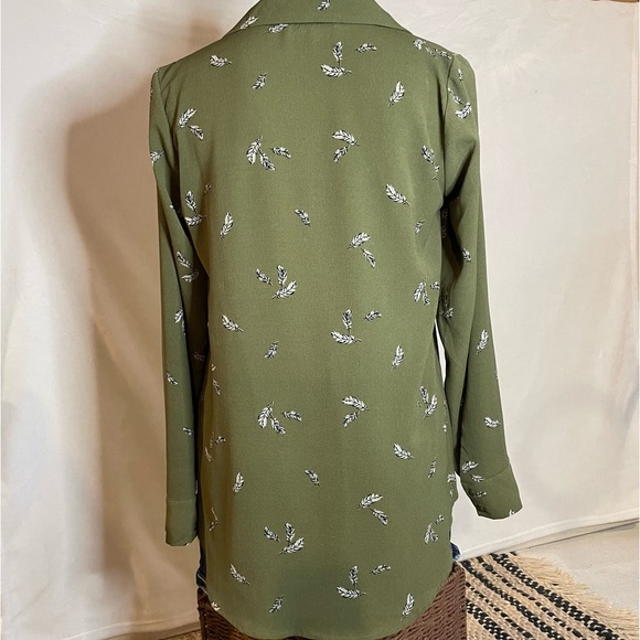 Willow and Root dressy blouse. Size Medium. - Picture 4 of 5